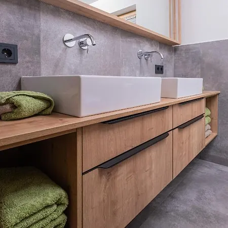 Haus Schoenwies 아파트 *